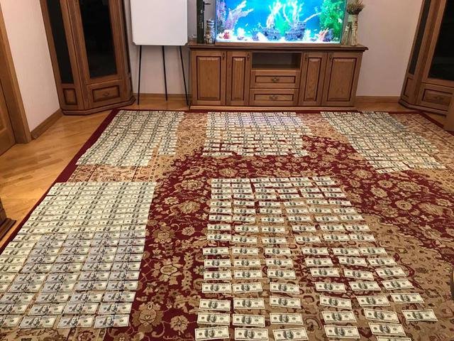 Килим з доларів: суддів затримали на хабарі голові САП Холодницькому. ФОТО