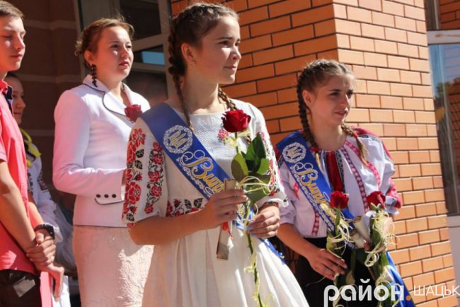 Волинські випускники зворушливо подякували вчительці