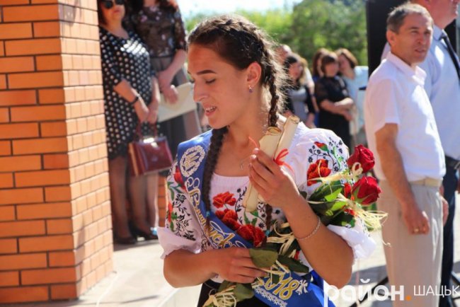 Волинські випускники зворушливо подякували вчительці