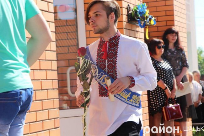 Волинські випускники зворушливо подякували вчительці