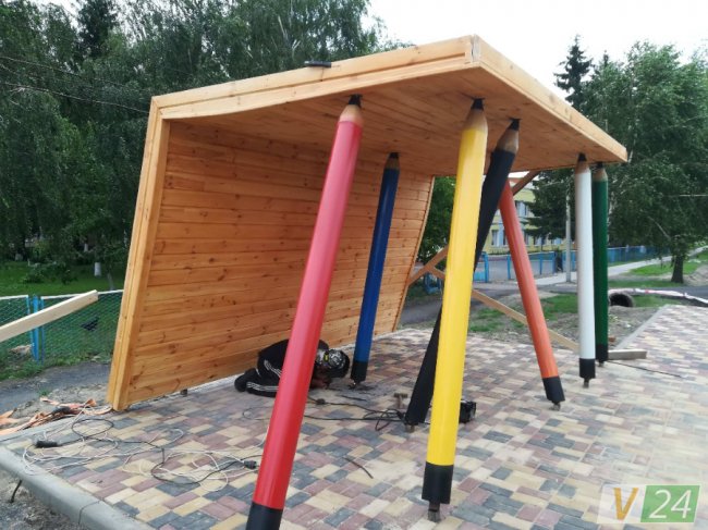 У Княгининку встановлюють оригінальну зупинку. ФОТО