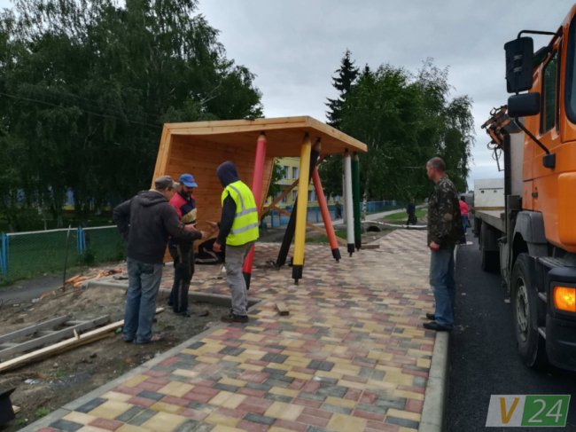 У Княгининку встановлюють оригінальну зупинку. ФОТО