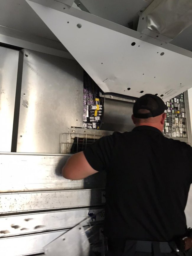 На волинській митниці поляк пропонував прикордонникам хабар за пропуск контрабандних сигарет. ФОТО. ВІДЕО