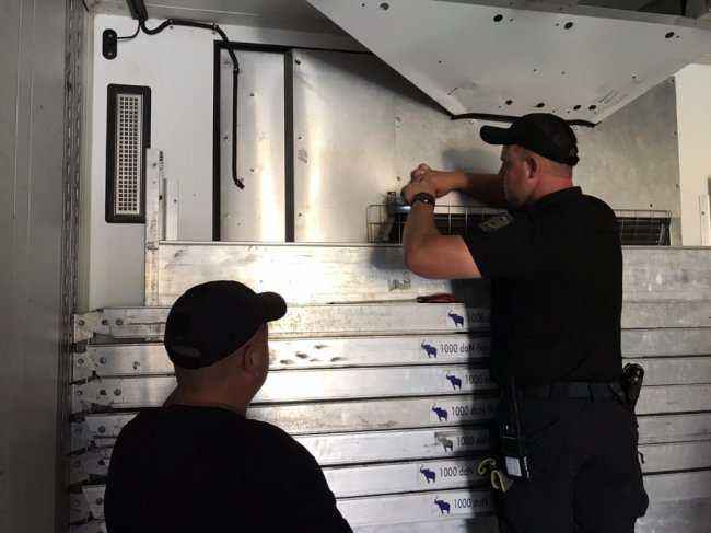 На волинській митниці поляк пропонував прикордонникам хабар за пропуск контрабандних сигарет. ФОТО. ВІДЕО