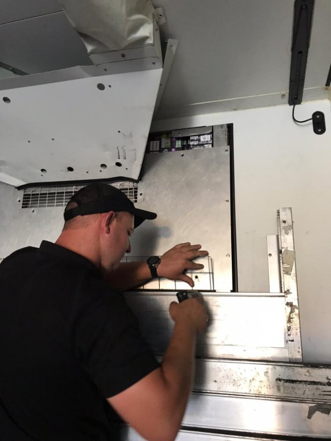 На волинській митниці поляк пропонував прикордонникам хабар за пропуск контрабандних сигарет. ФОТО. ВІДЕО