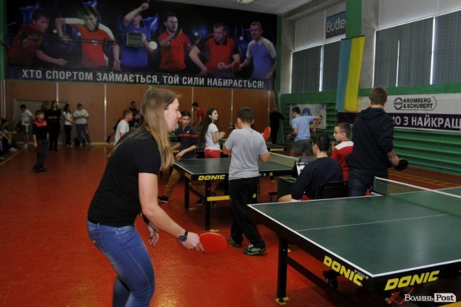 Як у Луцьку патрульні, військові і діти грали в теніс