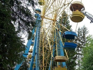 «Оглядове колесо» у луцькому парку встановлять на новому місці: коли його запустять