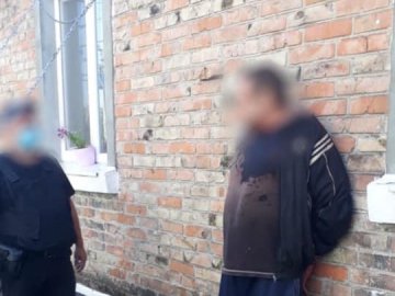 Сусідська різанина: завдяки оператору служби 102 волинські поліцейські затримали нападника, а медики врятували життя пораненому