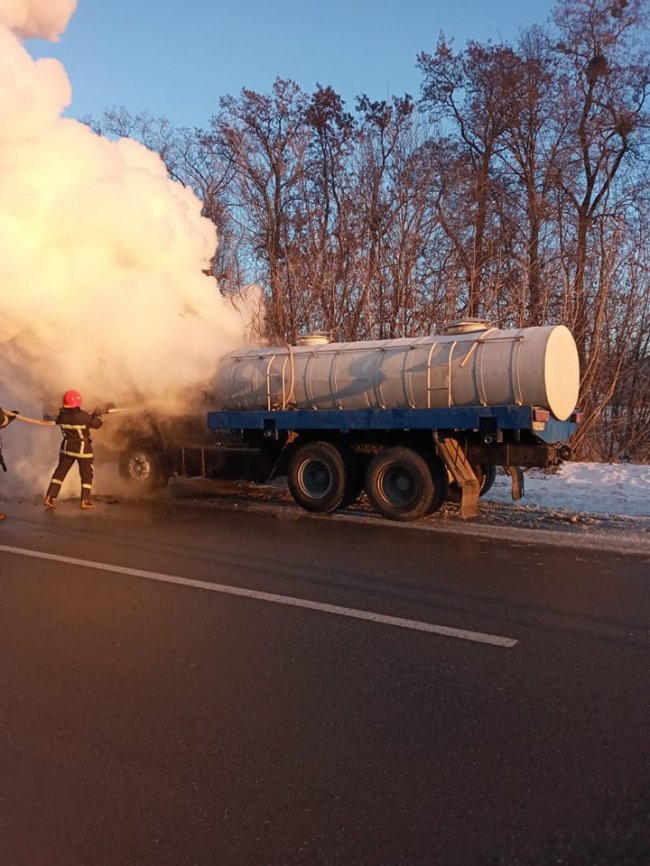 На трасі Луцьк-Дубно під час руху загорівся КамАЗ.ФОТО