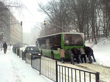 Україну засипає снігом. ФОТО