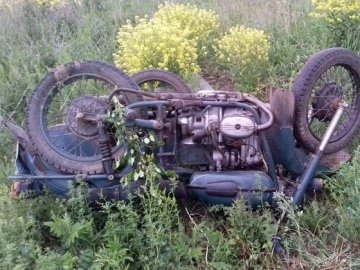 На Волині мотоцикл злетів у кювет та врізався у дерево: постраждалі – у лікарні