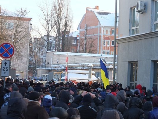 Під Чернігівською ОДА «ростуть» барикади. ФОТО