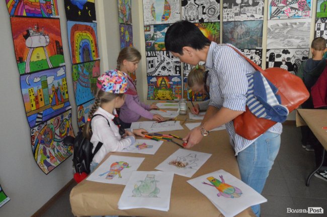 Діти розмальовують дракона Петровича для створення міні-мультика