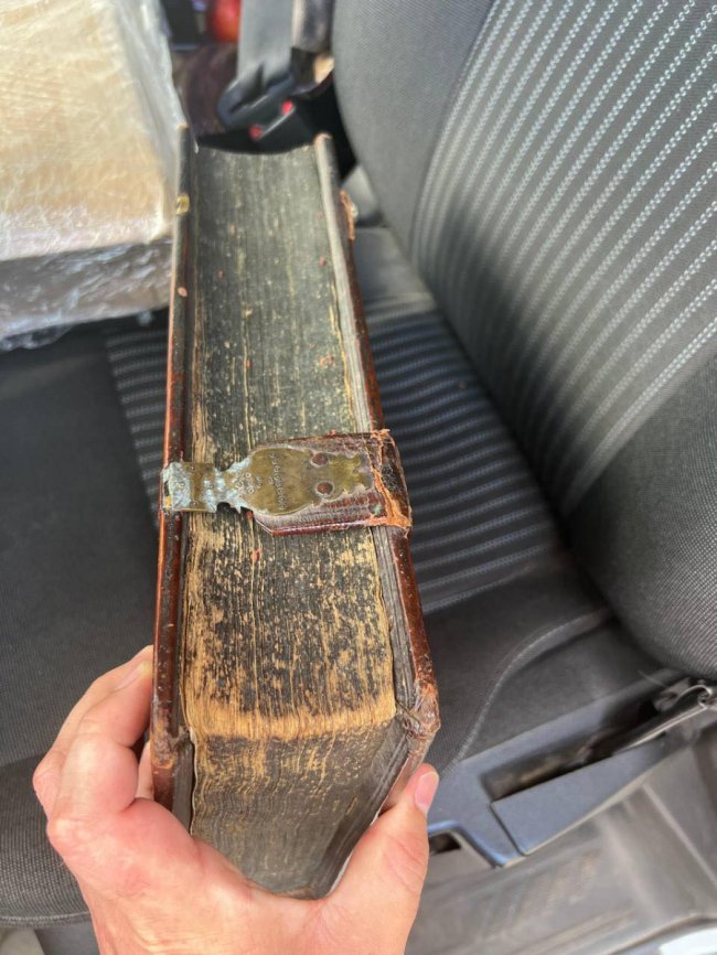 Через волинську митницю намагалися незаконно вивезти Євангеліє. ФОТО