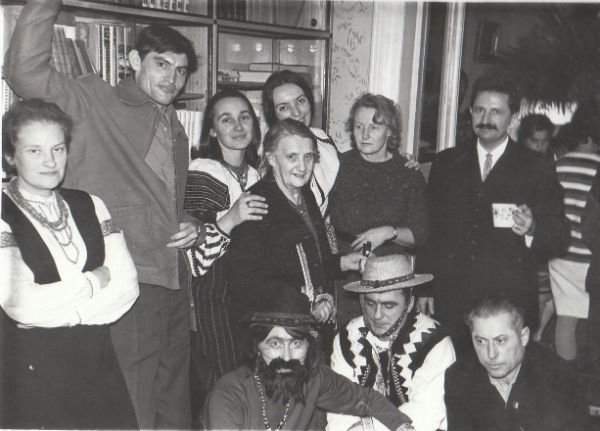 Вертеп у домі Садовських у Львові. Стоять ліворуч: Любомира Попадюк, Василь Стус, Олена Антонів, Ірина Калинець, Марія й Ганна Садовські, Михайло Горинь; сидять - Стефанія Шабатура (