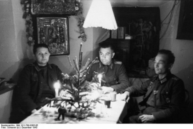 Солдати Вермахту відзначають Різдво в сільському будинку. Україна, 1941 рік