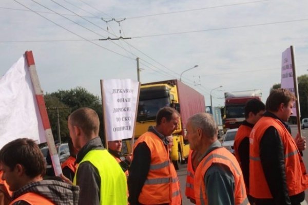На Волині працівники облавтодору знову перекрили трасу. ФОТО