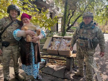 Поліцейські розвозять хліб жителям Авдіївки, яку стирають з лиця землі