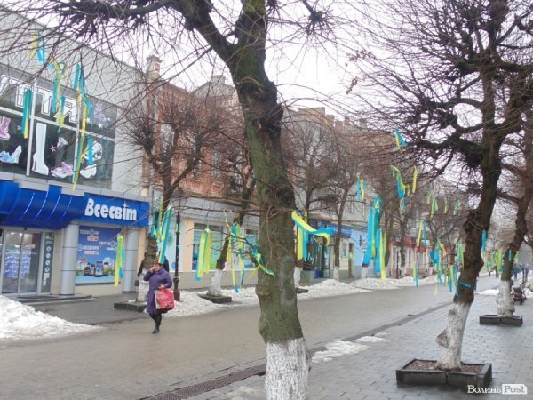 Вулицю в центрі Луцька «забомбили» синьо-жовтими стрічками. ФОТО
