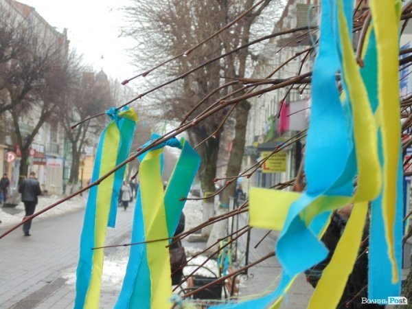 Вулицю в центрі Луцька «забомбили» синьо-жовтими стрічками. ФОТО
