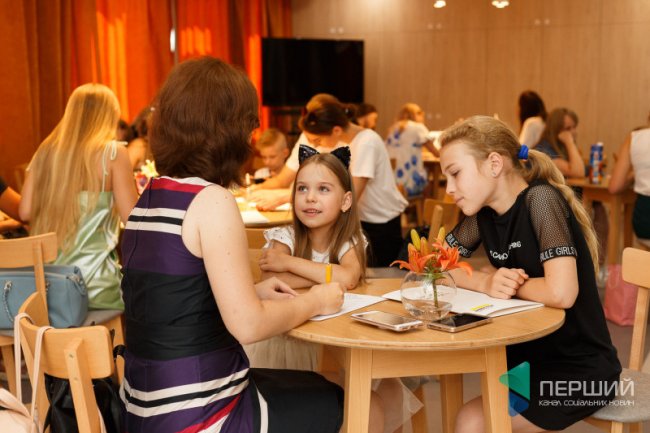 Богдана Смик з рідними (на фото з чорними вушками)