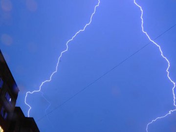 Луцький фотограф «впіймав» блискавку