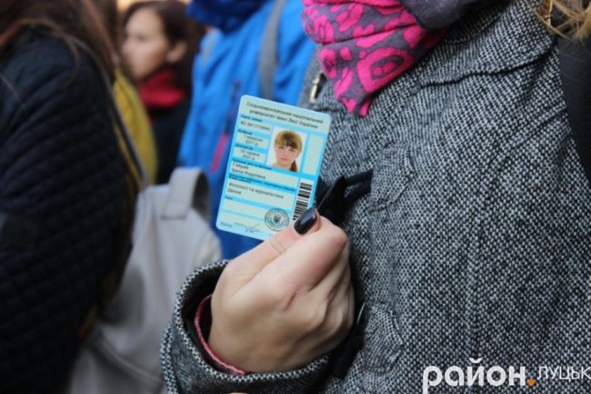 Як першокурсникам у Луцькому замку вручали студквитки 