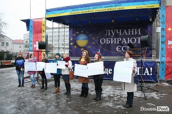 У центрі Луцька жінки дякували чоловікам за Євромайдан. ФОТО