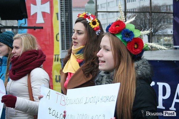 У центрі Луцька жінки дякували чоловікам за Євромайдан. ФОТО