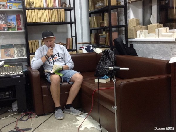 У Луцькій книгарні «заговорили» книги. ФОТО. ВІДЕО