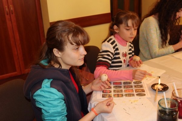 У Луцьку для дітей з Волновахи провели майстер-клас із писанкарства. ФОТО