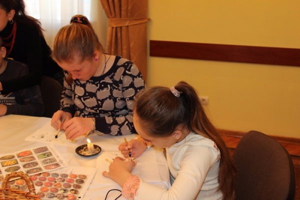 У Луцьку для дітей з Волновахи провели майстер-клас із писанкарства. ФОТО