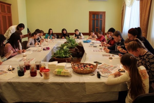 У Луцьку для дітей з Волновахи провели майстер-клас із писанкарства. ФОТО