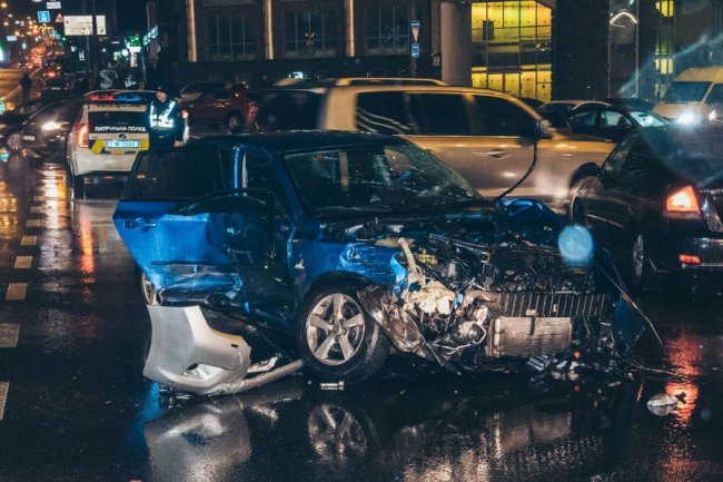 У Києві водій легковика протаранив чотири автівки: загинула дівчина
