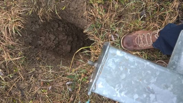 На Волині невідомі вкрали стовпці з-під відбійників над дорогою. ФОТО