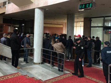 Активісти влаштували акцію протесту проти кадрової політики у Волинській ОДА. ФОТО