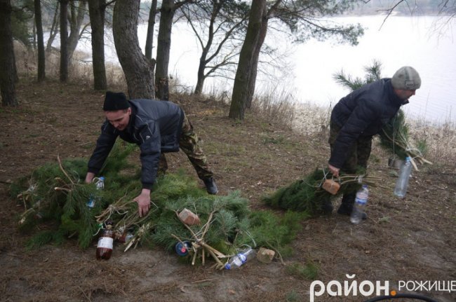 Волинські рибалки прибрали берег озера від сміття. ФОТО