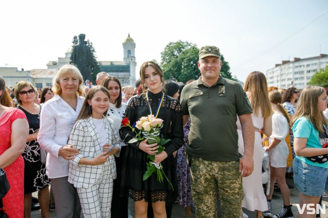 «Вчились у підвалах та без світла, але ми впоралися»: у Луцьку нагородили медалістів. ФОТО