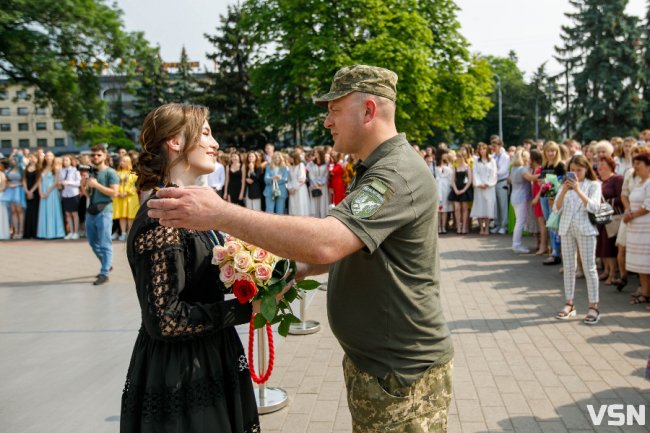 «Вчились у підвалах та без світла, але ми впоралися»: у Луцьку нагородили медалістів. ФОТО