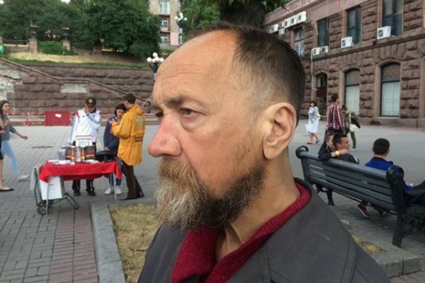 Київський перукар безкоштовно стриже безхатченків. ФОТО