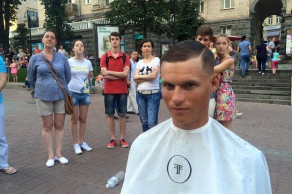 Київський перукар безкоштовно стриже безхатченків. ФОТО