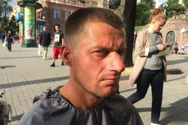 Київський перукар безкоштовно стриже безхатченків. ФОТО