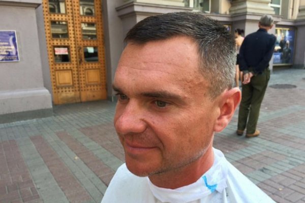 Київський перукар безкоштовно стриже безхатченків. ФОТО