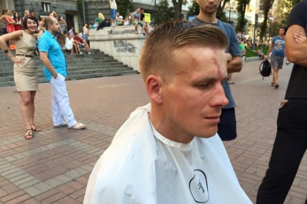 Київський перукар безкоштовно стриже безхатченків. ФОТО