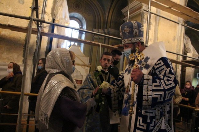 Митрополит Михаїл дарував жінкам квіти на Благовіщення. ФОТО 