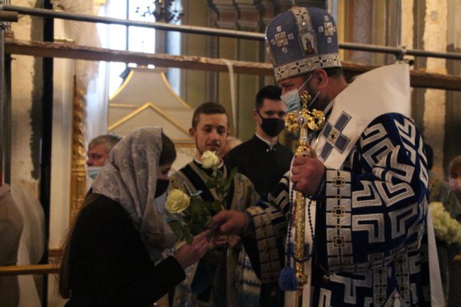 Митрополит Михаїл дарував жінкам квіти на Благовіщення. ФОТО 