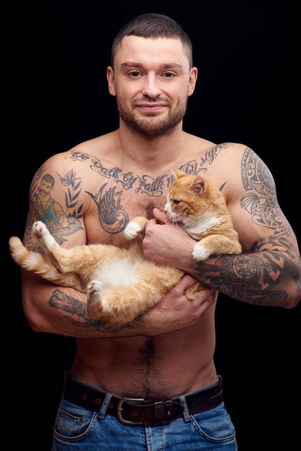 Любисток. Сидів під продуктовим магазином і просив їжі та тепла. Байдужі люди просто відштовхували ногами. Дуже позитивний котик, вже має усі щеплення і ветпаспорт та кастрований. Ходить у лоток. Ідеальний кіт для сім'ї з дітьми