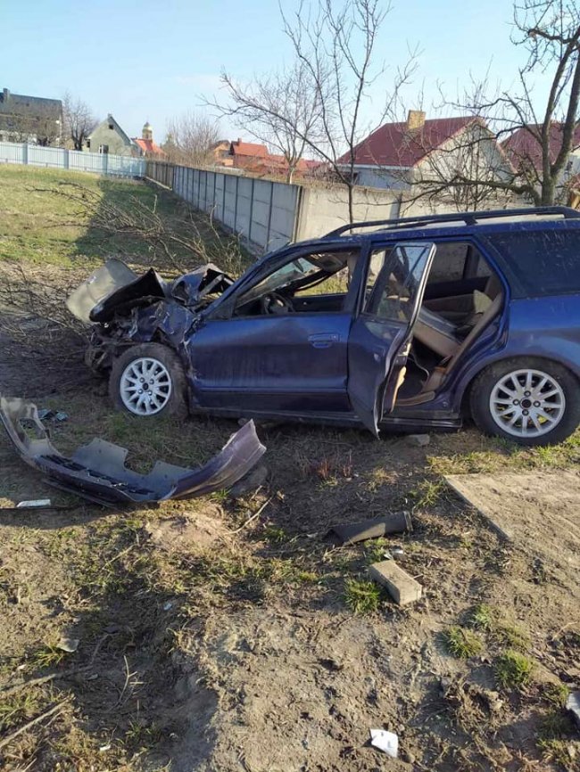 У Рованцях автівка злетіла з дороги і врізалася в дерево, є постраждалі 