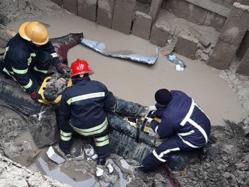 Лікарі розповіли про стан чоловіка, який впав у котлован у Луцьку