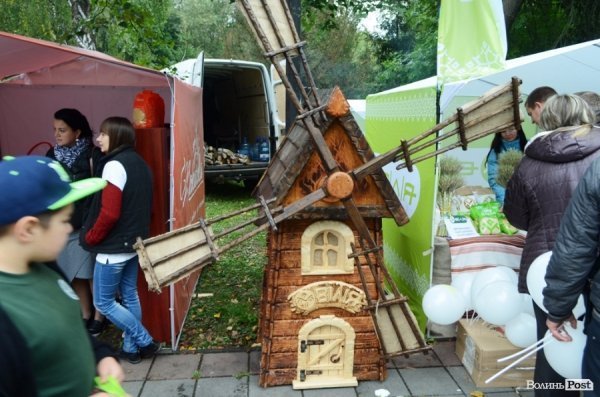 На луцькому «Фестивалі національної кухні» свиню почали пекти ще уночі. ФОТО